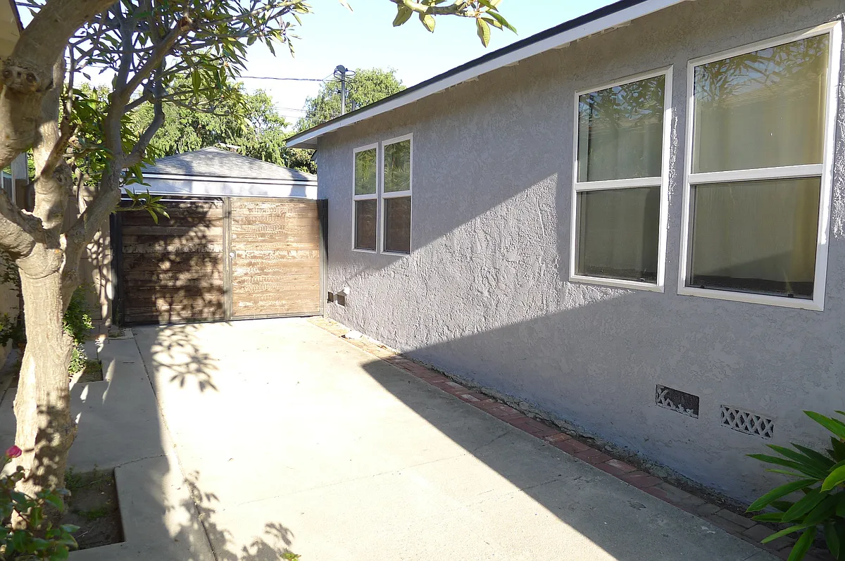 Building Photo - 6136 Oliva Ave