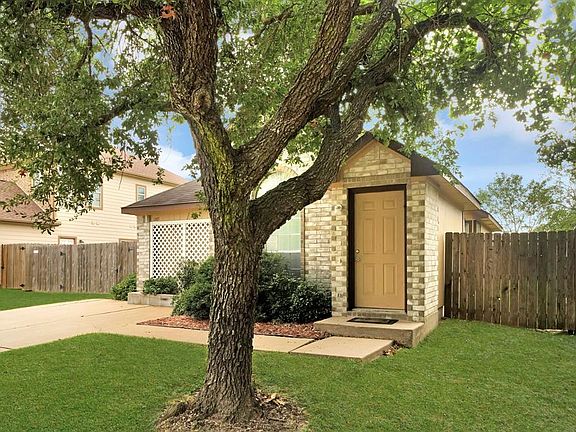 3rd image of 1207 Bayou Glen Dr