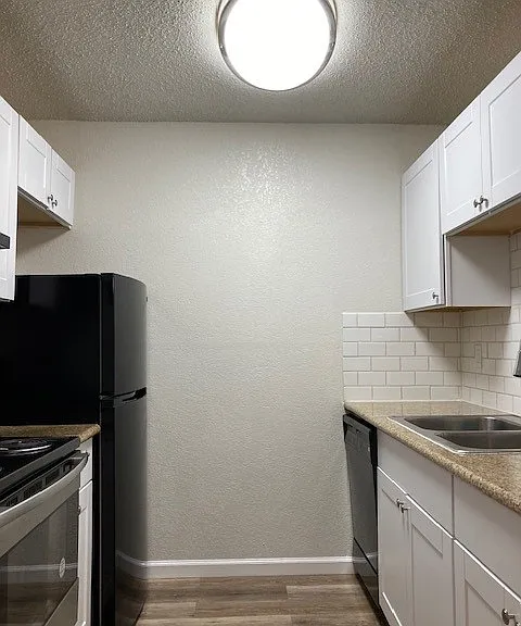 Enkoy a home cooked meal in the comfort of your home. Our upgraded unit comes equipped with black and stainless steel appliances.