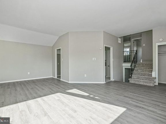 4th image of 18 Longwood Dr