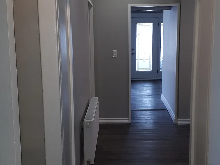 11 Grosvenor Ave S — Photo 13