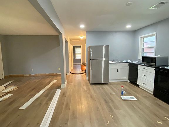 5th image of 15 Arlington Dr