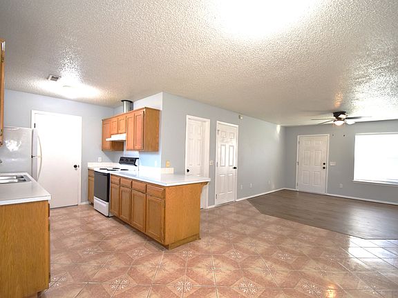 4th image of 12 Burnett Cir