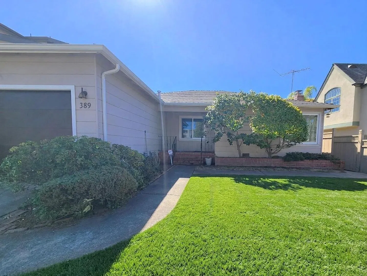three bedroom home in Burlingame — Photo 1