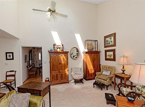 3rd image of 12 Saratoga Cir