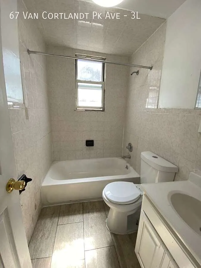 4 bed, $2,900 — Photo 1