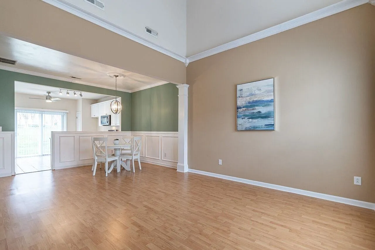 3 bed, 2.5 bath, 1687 sqft, $1,925 — Photo 2