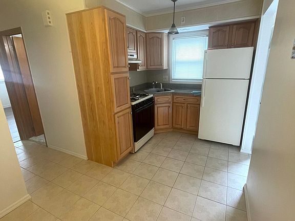 4th image of 223 Hawthorne Ave #1