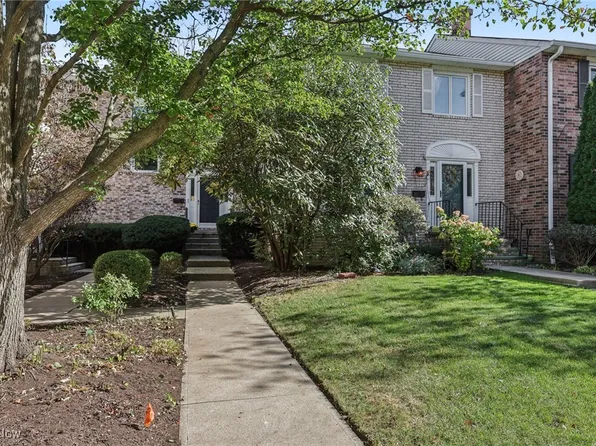 11705 Edgewater Dr #27, Lakewood, OH 44107