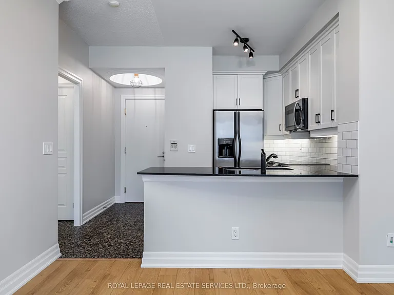 2083 Lake Shore Blvd W #109 — Photo 4