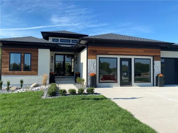 13439 Terrace Park Dr, Parkville, MO 64152