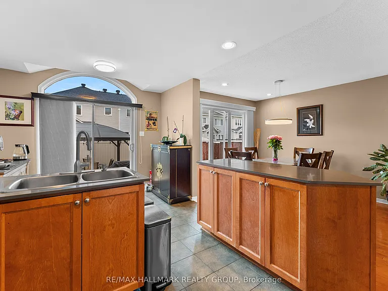 2250 Silverado Cres — Photo 8