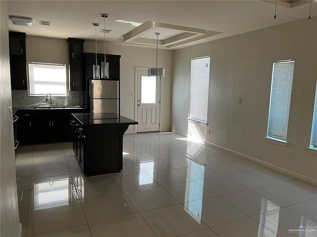 3 bed, 2.0 bath, 980 sqft, $1,200 — Photo 4