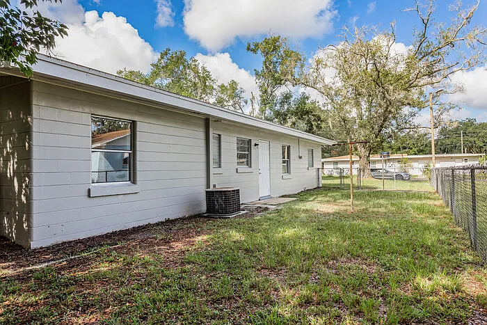 3 bed, 2.0 bath, 1200 sqft, $2,150 — Photo 3