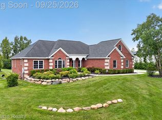9032 Palmers Way Dr, Fenton, MI 48430