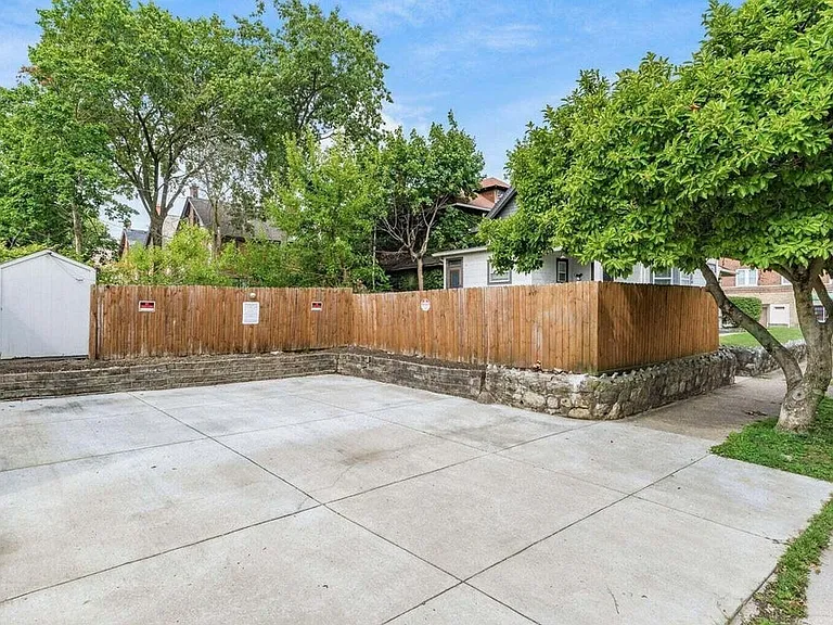 2339 Summit St — Photo 27