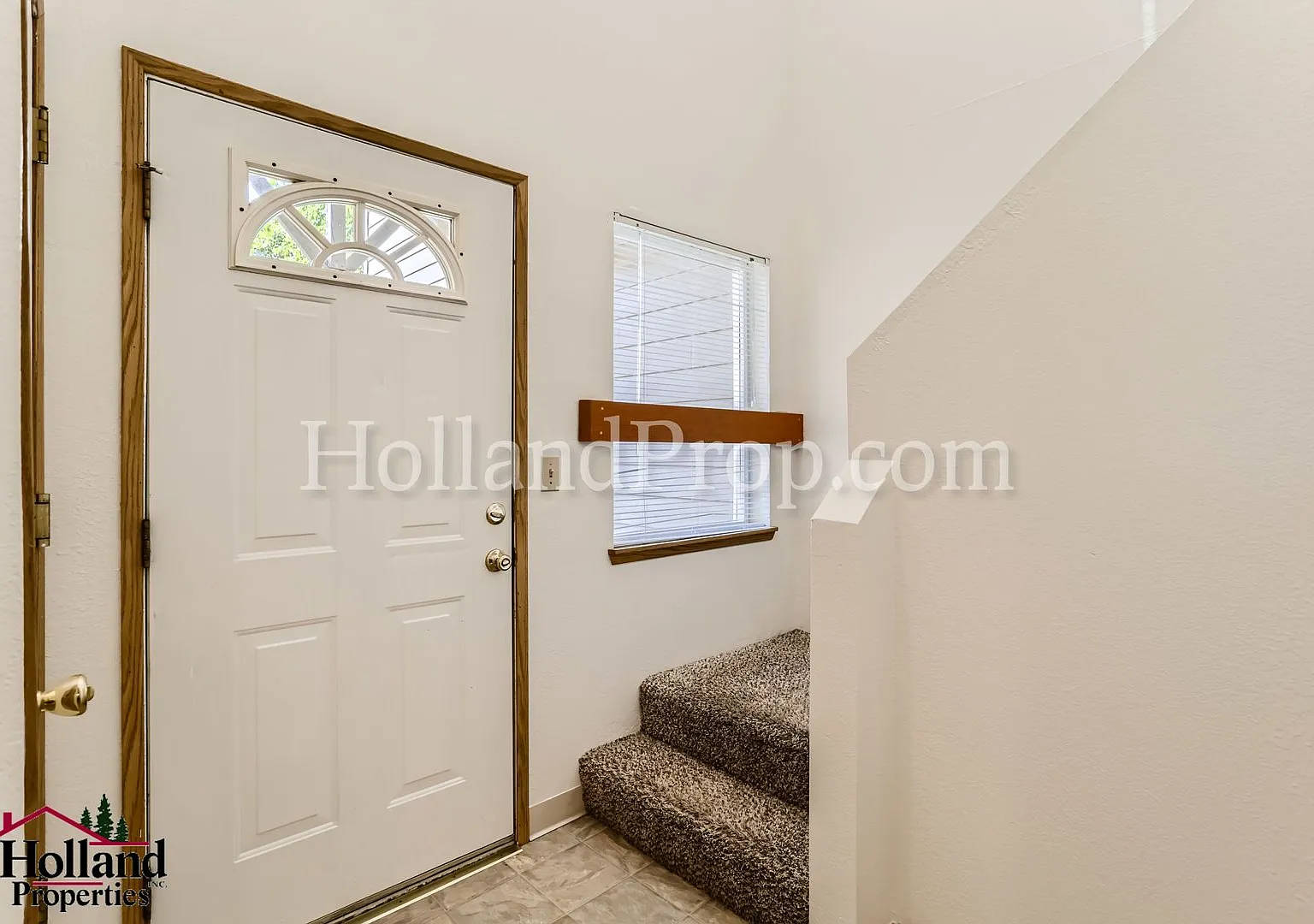Charming 3-Bedroom Townhome Near Downtown Canby! New Price $1,850 — Photo 4