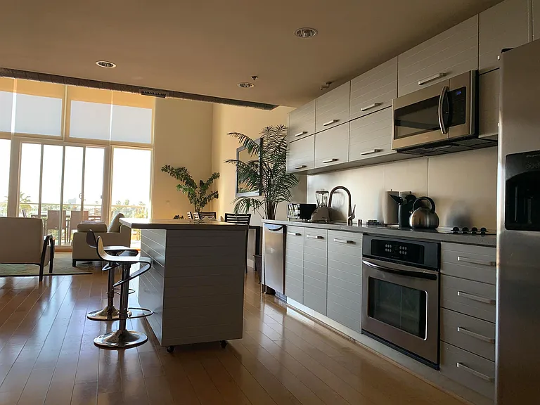 Suite 27 - Premium Split-Level Loft