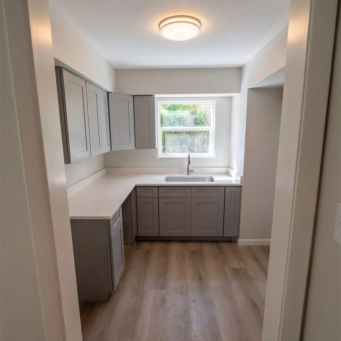 2 bed, 1.0 bath, 3472 sqft, $1,400 — Photo 3