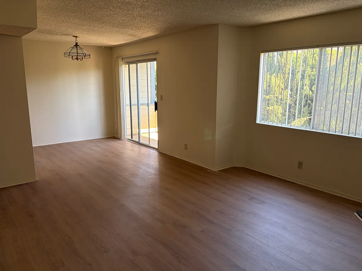 Building Photo - 328 E Valencia Ave #H
