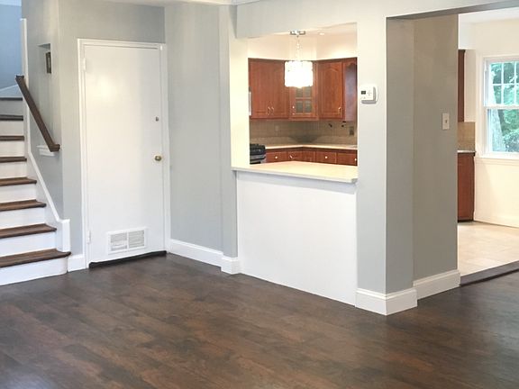 4th image of 32 Carolina Ave