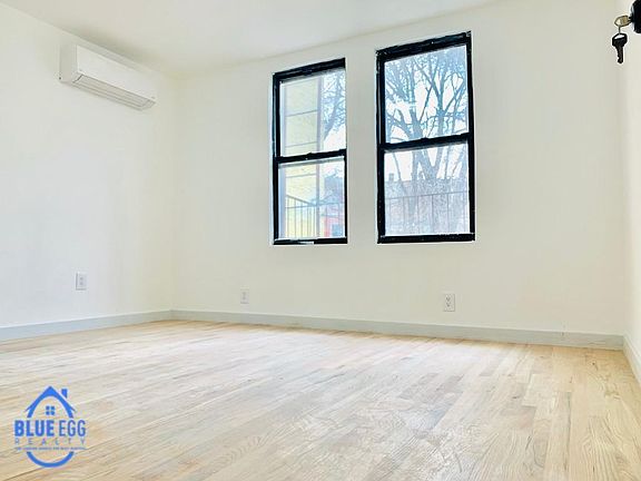 3rd image of 1039 Hall Pl APT 3