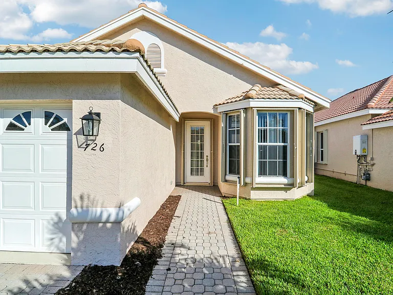 726 SW Aruba Bay — Photo 3