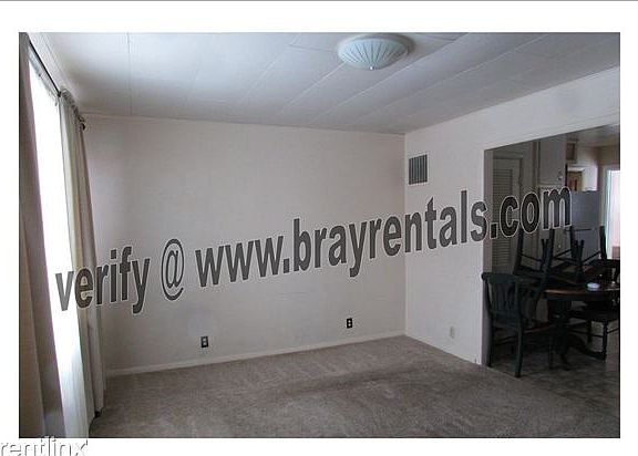 139 N Sycamore St. living room