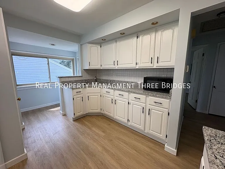 10335 Lackland Rd — Photo 8