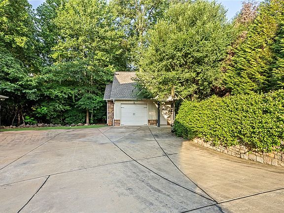 4th image of 1735 Candler Way