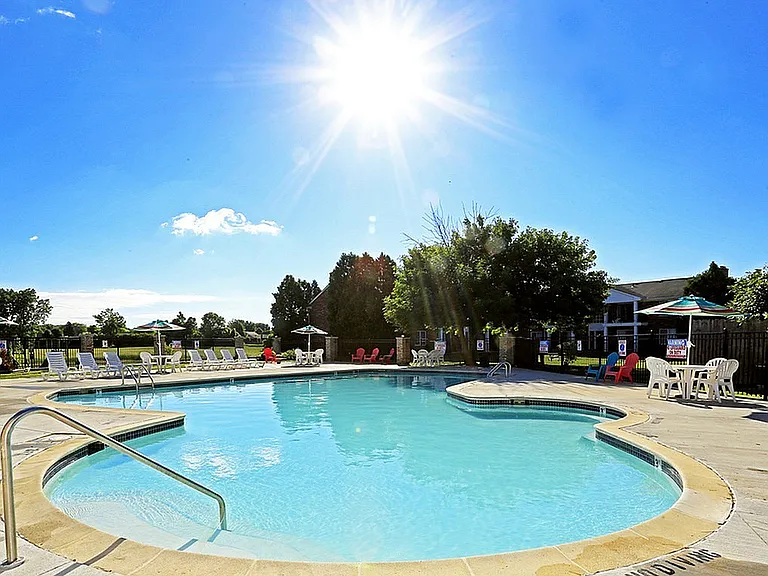 kings-arms-apartments-sterling-heights-mi-pool-2