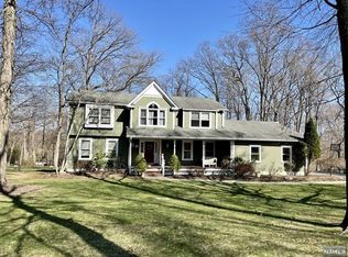 31 Trommel Dr, Mahwah, NJ 07430