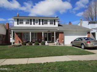 32417 Crestwood Ln, Fraser, MI 48026