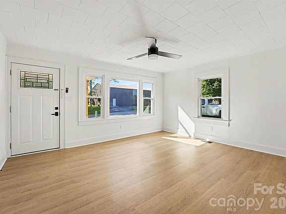 5th image of 115 Autumn Leaf Rd