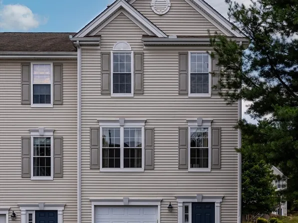 61 Tulip Cir Unit 61, South Grafton, MA 01560
