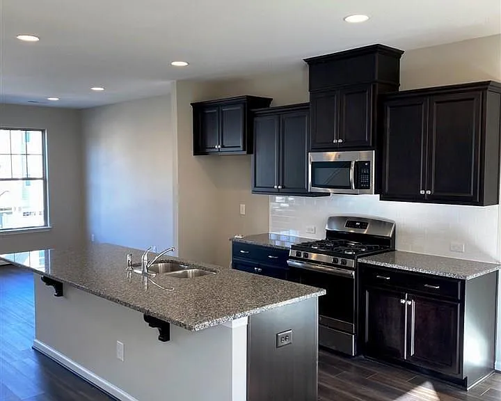 1015 Larabee Ln — Photo 6