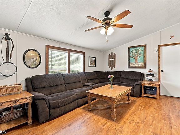 5th image of 423 N Estribo St