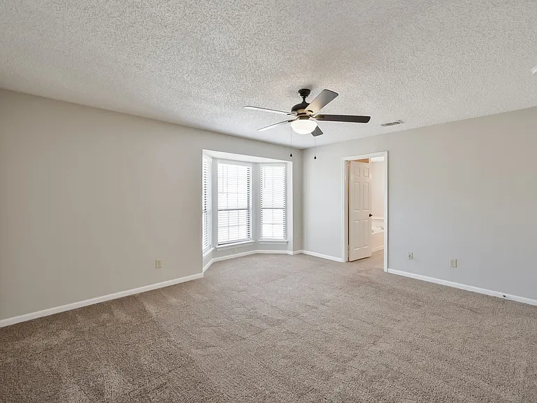 1521 Stratford Dr — Photo 32