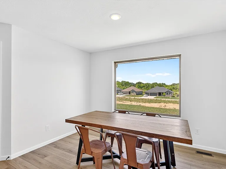 556 Spring Meadow Dr — Photo 4
