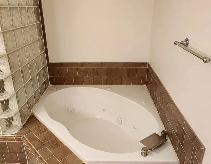 main bedroom bathroom