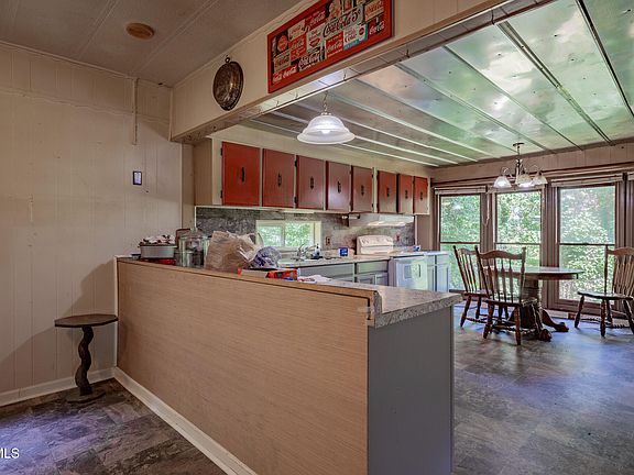 4th image of 215 Landcastle Rd