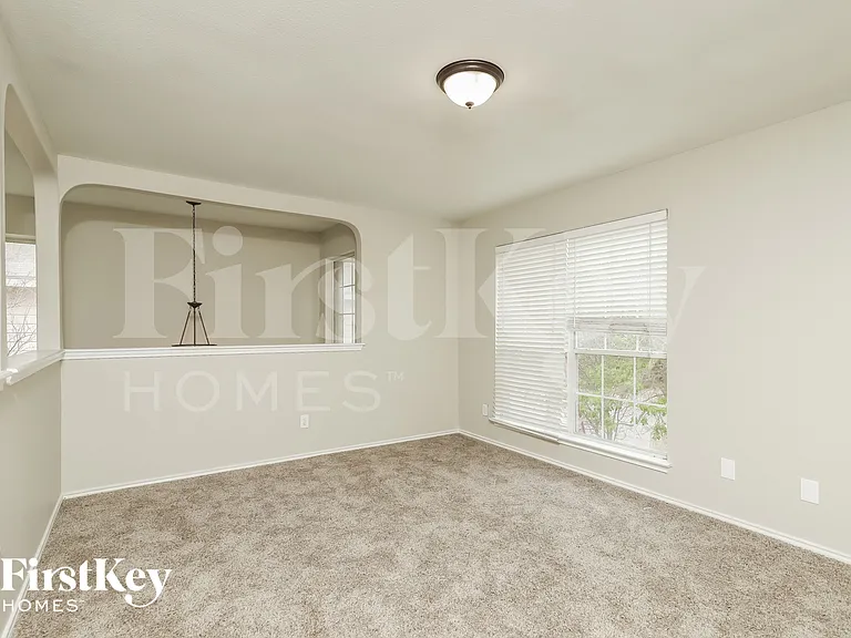 315 Donalan Dr — Photo 7