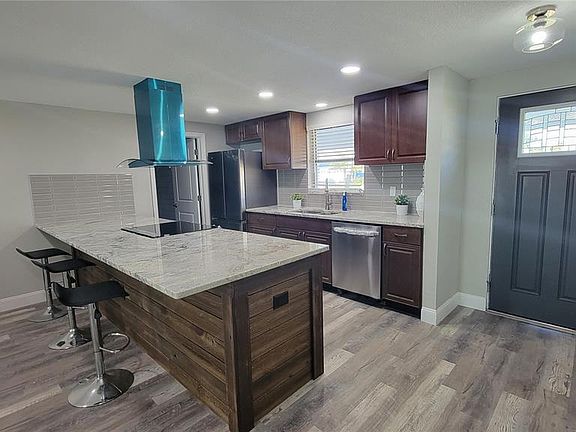 3rd image of 305 Sorrento Dr