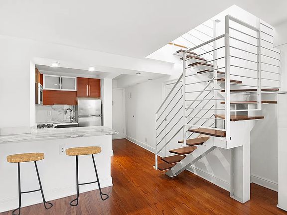 3rd image of 184 Thompson St APT 6D
