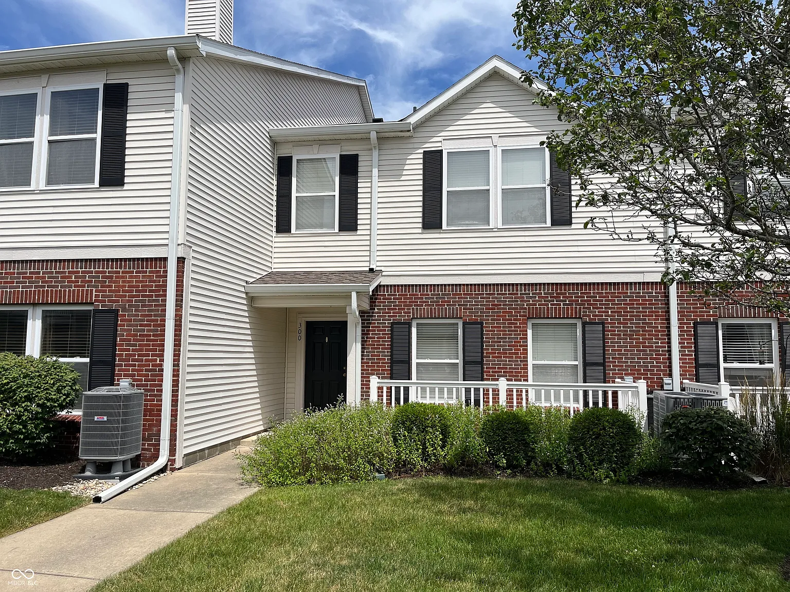 2 bed, 2.5 bath, 1326 sqft, $1,750 — Photo 1