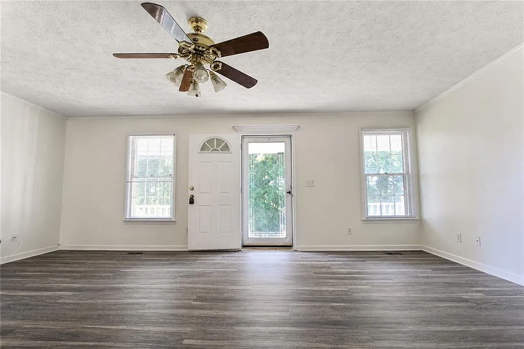 5 bed, 3.0 bath, 2760 sqft, $2,499 — Photo 4