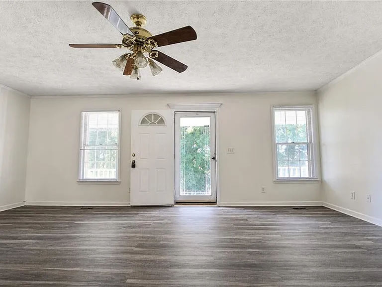 818 Springlake Rd — Photo 4