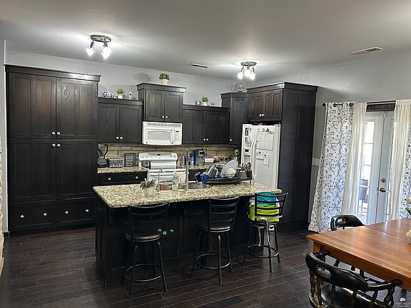 4th image of 203 E Park Ave