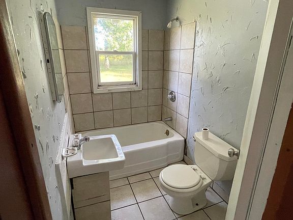 5th image of 66 W Woodrow Rd