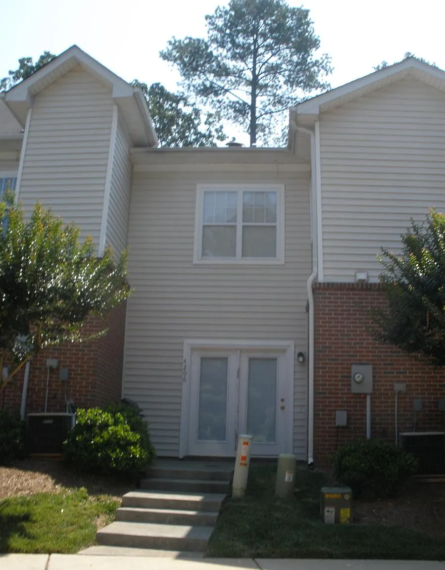 2 bed, 2.5 bath, 1332 sqft, $1,595 — Photo 2
